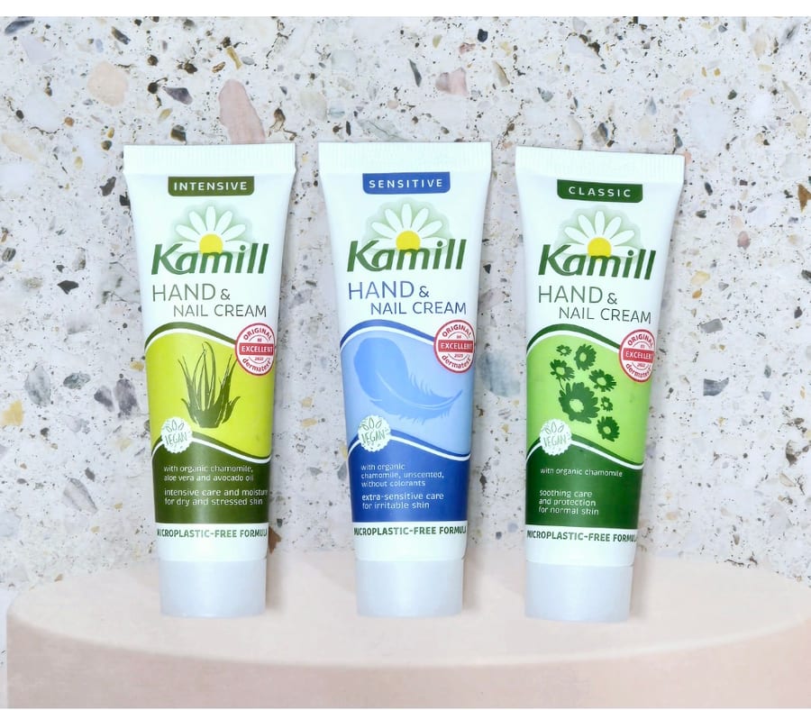 카밀 핸드크림 클래식·인텐시브·센시티브 30ml 세 가지를 나란히 세워 둔 모습 — 초록 클래식, 노란 인텐시브, 파란 센시티브