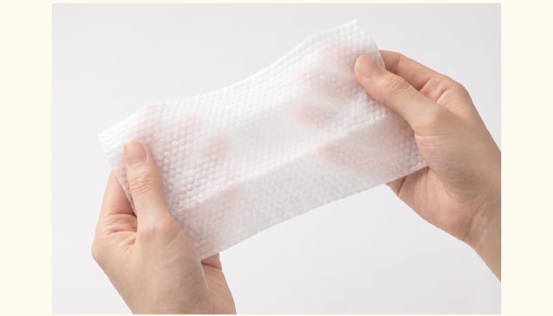 55gsm 엠보싱 원단을 양손으로 펼친 모습