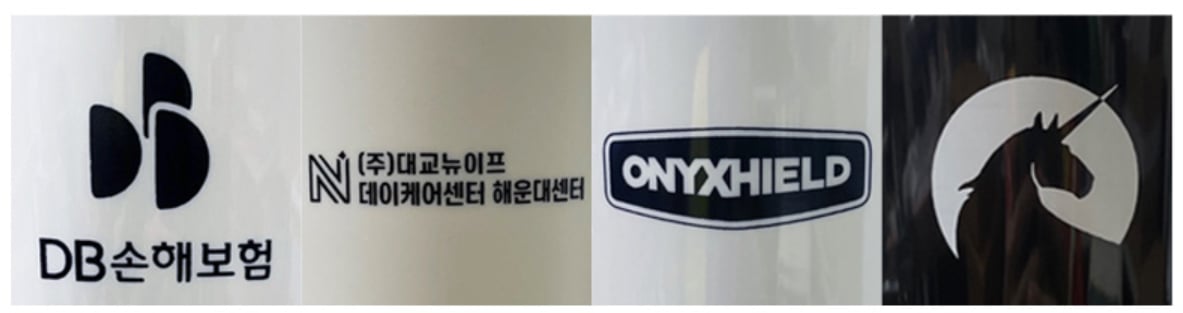 텀블러에 실크인쇄한 로고 4종 — 흰 텀블러에 검정 1도 로고와 글자, 검정 텀블러에 흰색 1도 그림. 1도 실크는 색이 진하고 테두리가 또렷합니다